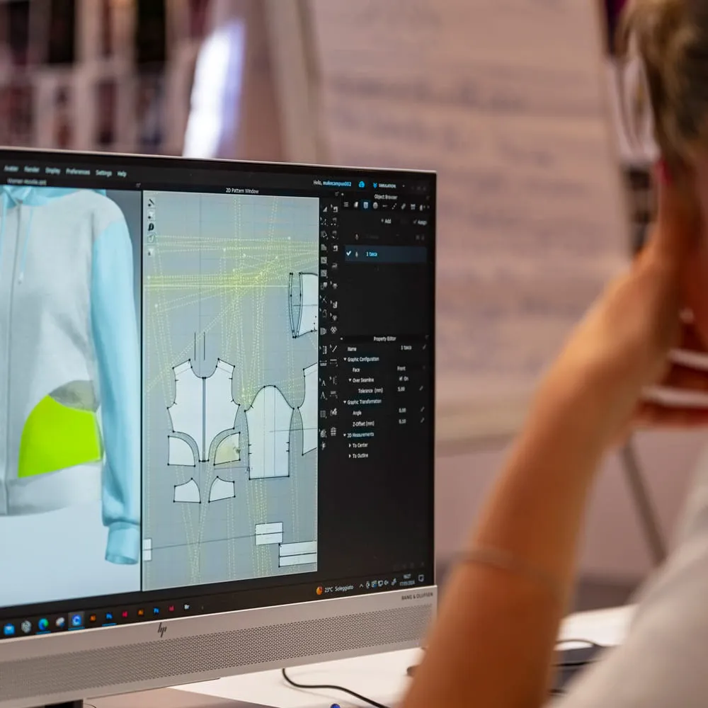 Studente davanti a un monitor con il software 3D CLO3D aperto su un cartamodello